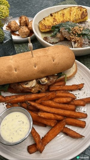 牧羊少年咖啡館最近進駐了香港國際機場，店內的裝修好有心思地融