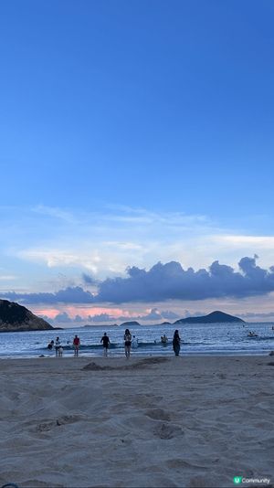 石澳泳灘，水清沙幼，日落打卡
馬灣1868，壁畫藝術，遠離繁