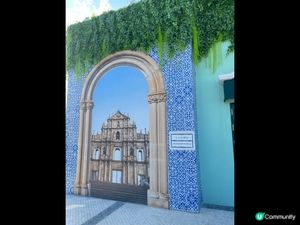 澳門新中央酒店，位於澳門新馬路中段，重建仿製最早期的風格，歷