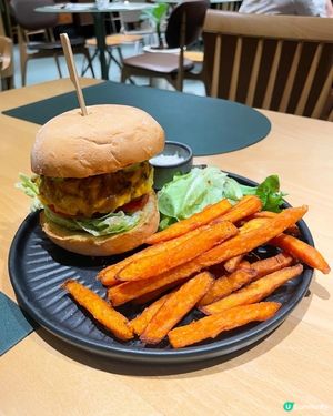 木系餐廳的多國菜