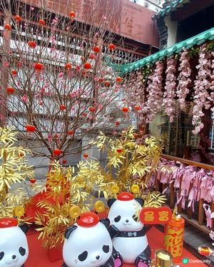 新年去文武廟祈福遇見可愛的大熊貓和我們拜年