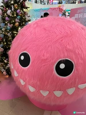 太cute喇!APM今年嘅聖誕裝飾以一身粉紅色小魔怪做主角~