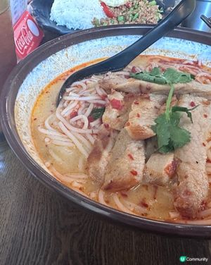 冬蔭公豬頸肉米線