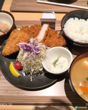 炸豬扒可選厚薄，除炸豬扒，還有坐開炸紅唐揚雞炸池魚，多種醬汁