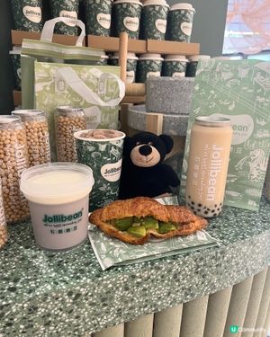 開心果豆乳+牛角酥🥐！新品報到😋