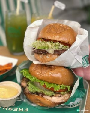 一邊望住靚靚海景😍 一邊嘆美味漢堡🥰