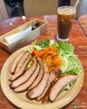 夏日清新口味 💕 香烤豬頸肉沙律。香橙咖啡湯力