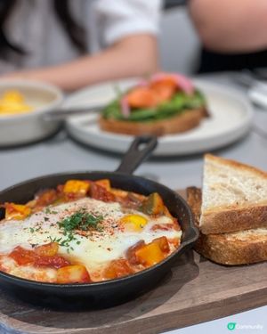 北非蛋配酸種麵包太好吃了吧！香料＋流心蛋＝早午餐天花板✨