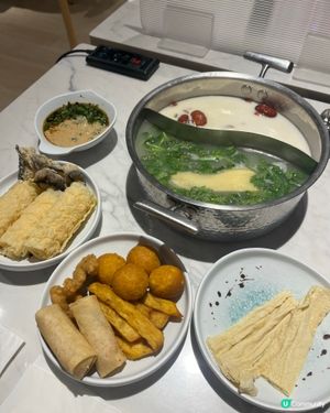 簡約台式火鍋！木系裝潢超Chill 🌿😋