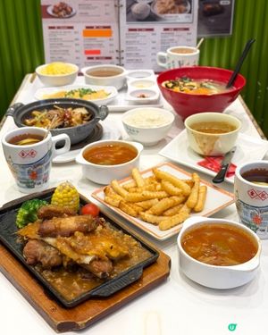 原來筲箕灣形薈地舖都有間金記冰室
見到隔離枱食二人餐 $14