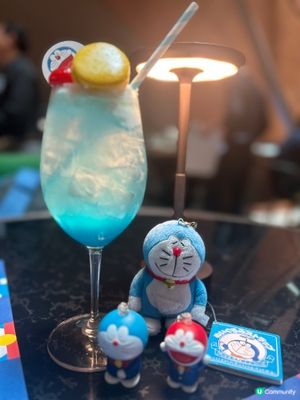 這是期間限定店100%多啦A夢 & Friends的主題餐廳