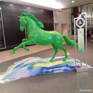 今個馬年，海港城與本地藝術家黃家樂合作打造大型裝置新春互動區
