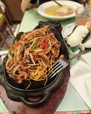 下午茶食牛柳絲炒麵