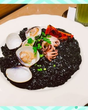 漆黑中的海鮮意大利飯