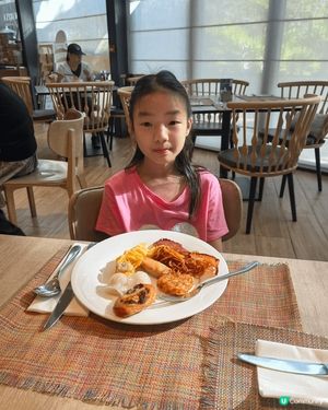 海洋公園海灣餐廳自助早餐晚餐款式多及味道不錯
港玩港食 C