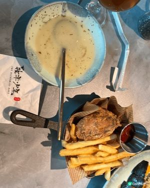 餐廳位於沙田文化中心隔離的牧羊少年咖啡館，交通方便，平日車充