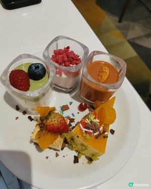 在百樂酒店食越式自助午餐，質素高，款式多，任意DIY擺盤都係