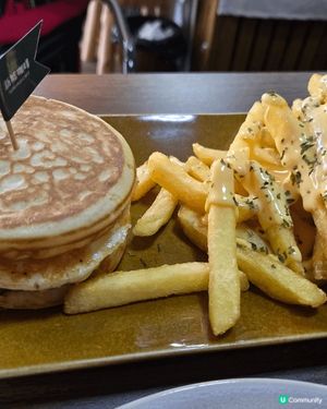 介紹這間餐廳在屯門，新墟咖啡，美味早餐，豬柳pancake漢