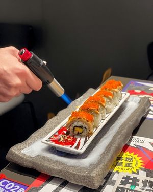 丼燃食堂 (尖沙咀) -

厚福街美食林立，不論地面或是