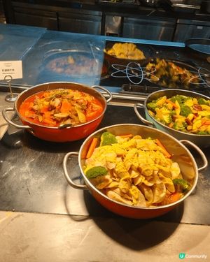 香港萬麗海景酒店萬麗咖啡室推出自助餐，食物豐富，可以仼食蟹腳