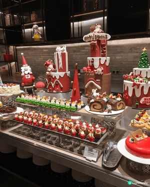 香港萬麗海景酒店萬麗咖啡室推出自助餐，食物豐富，可以仼食蟹腳
