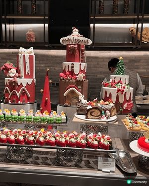 香港萬麗海景酒店萬麗咖啡室推出自助餐，食物豐富，可以仼食蟹腳