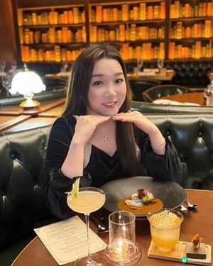 銅鑼灣慶生約會新去處 🎉  
古典圖書館餐廳，維港景色一流！
