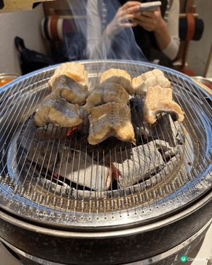北村韓食活烤鰻魚，餐廳位置便利，服務員全程幫忙烤魚烤肉，鰻魚