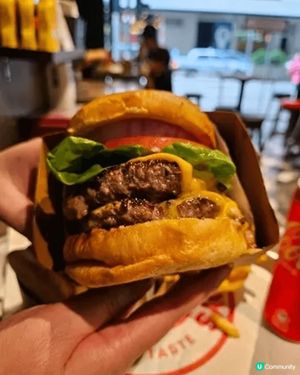 灣仔駱克道一帶充滿外國風情酒吧餐廳其中發現一間獲獎漢堡包餐廳