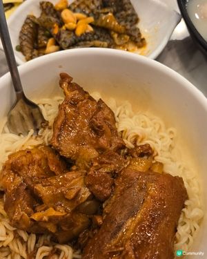 豬軟骨撈公仔麵配豬肉丸紫菜湯