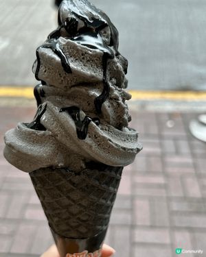 位於太子的暖心芝作，出產黑芝麻相關產品，黑芝麻雪糕非常濃郁，
