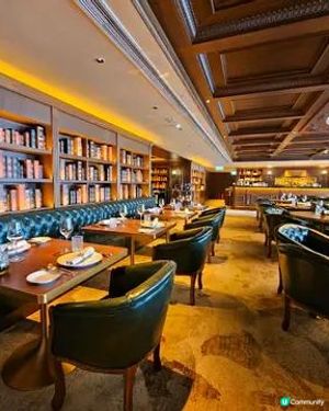 置身於古典書室中進餐