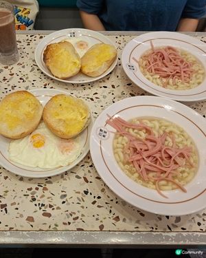 四寶食堂早餐真係又平又大份又好食😆我地仲加$8蚊食奶油豬�