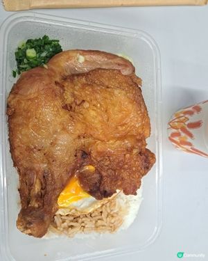 一试生炸雞腿飯，美味。如果全塊雞皮都脆就好。但杯奶茶真係又滑