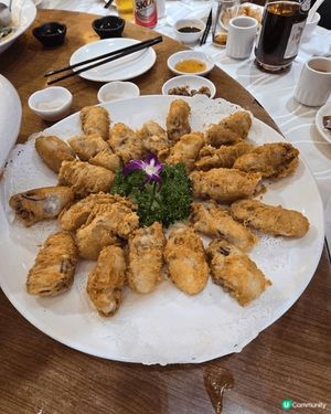 西貢碼頭附近有幾間酒家值得一試，遊客除左可以直接在酒家揀海鮮