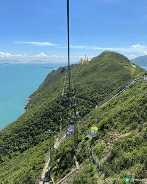 香港海洋公園，是一座集海陸動物展覽、機動遊戲、大型表演的主題