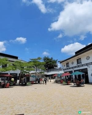 圖片的景點是昂坪，包括昂坪市集和昂坪360纜車。此地是熱門旅