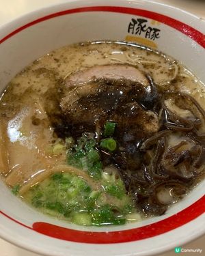 一個人嘅豚豚午餐🍜！黑蒜油拉麵超正！😋