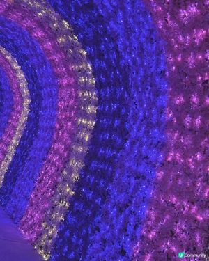 黑夜中色彩繽紛的彩燈，好有冬天嘅氣氛🥰🥰