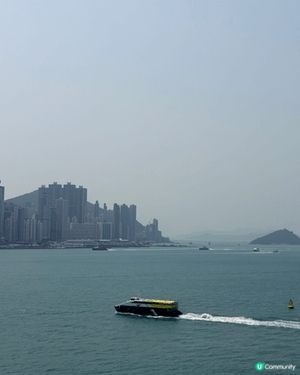 帶孩子漫步尖沙咀海旁，看著天星小輪與遠方船隻交織出維港的動態...