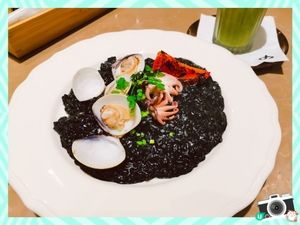 漆黑中的海鮮意大利飯