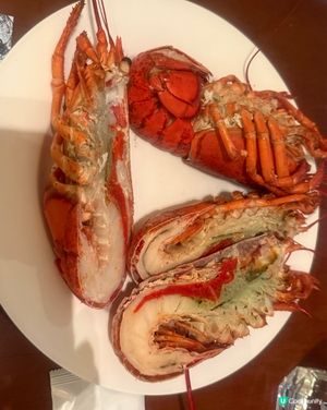 都會海逸自助餐，食物非常豐富，有龍蝦蝦，生蠔長腳蟹鵝肝