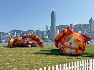 三隻巨大充氣貓咪《夢遊喵境》係西九龍文化區