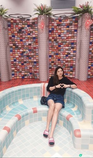 北角油街實現名為“左旅們浴場”藝術展覽, 是本地藝術家將兩層