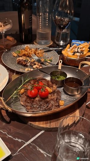 位於尖沙咀嘅Carna餐廳！
佢嘅七成熟牛扒外皮微焦香脆，內