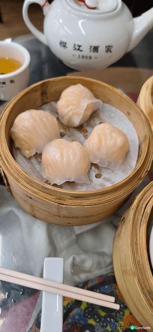 假期去咗旺角嘅 襟江酒樓飲茶傳統食物自己 攞食物蝦餃大大粒又