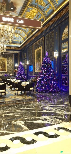 澳門巴黎人酒店的聖誕裝飾精緻奪目，順便來一口美味咖啡，冇得輸