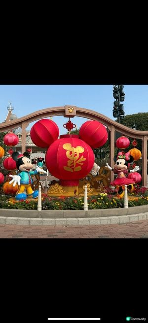 新年嘅迪士尼有中式嘅裝飾，好有過節嘅氣氛，值得入去打卡。
