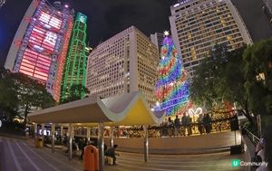 （地點： 中環）
早上：係繁榮既國際金融中心
晚上：五光十色