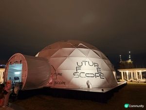 沉浸式光影交織，科技與藝術融合，維港旁的未來感視覺盛宴 。